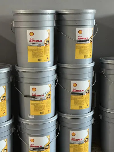 Aceites y lubricantes en el local de Casa Vale (7)