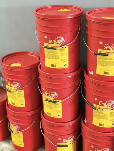 Aceites y lubricantes en el local de Casa Vale (8)