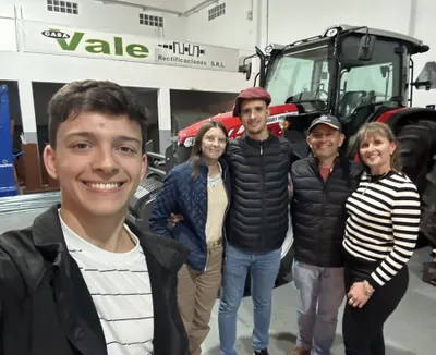 Casa Vale en una exposición agrícola, con su stand y maquinaria (16)