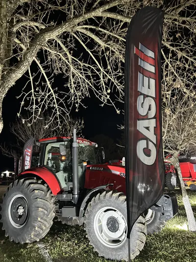 Casa Vale en una exposición agrícola, con su stand y maquinaria (2)