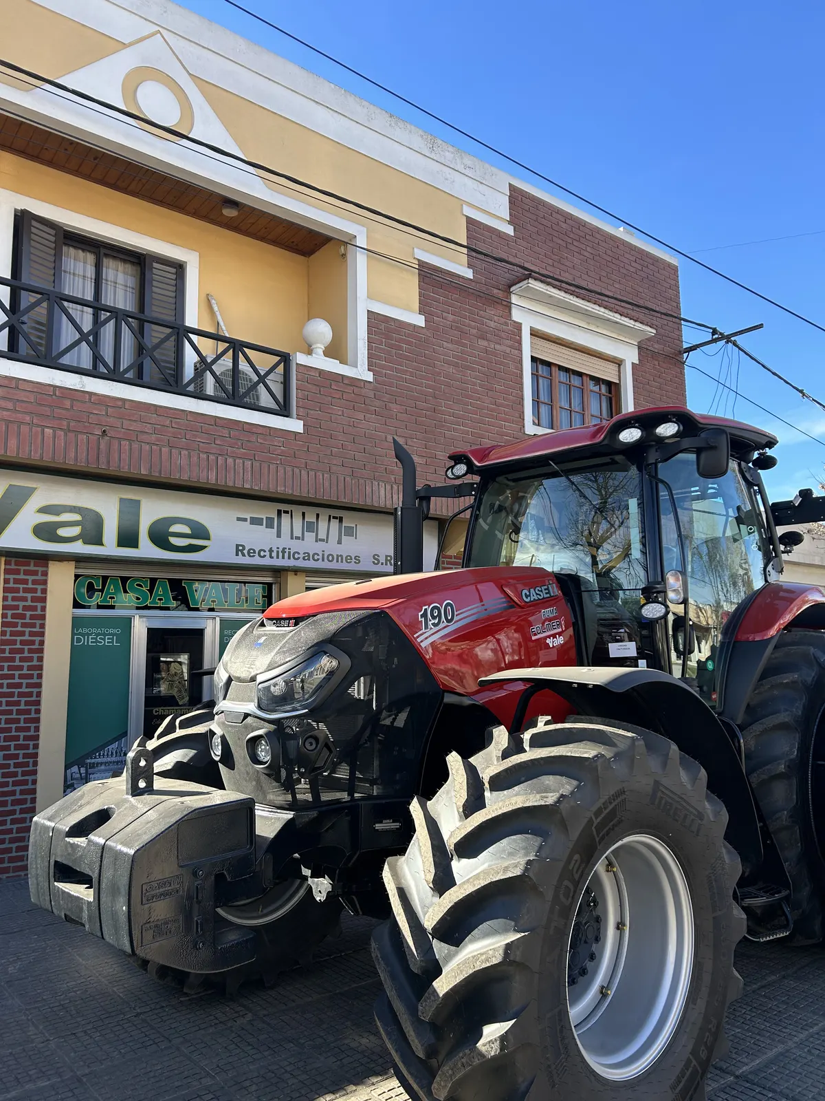 Tractor Case IH Puma 190 estacionado frente al local de Casa Vale, en Federal, bajo el cartel de la empresa