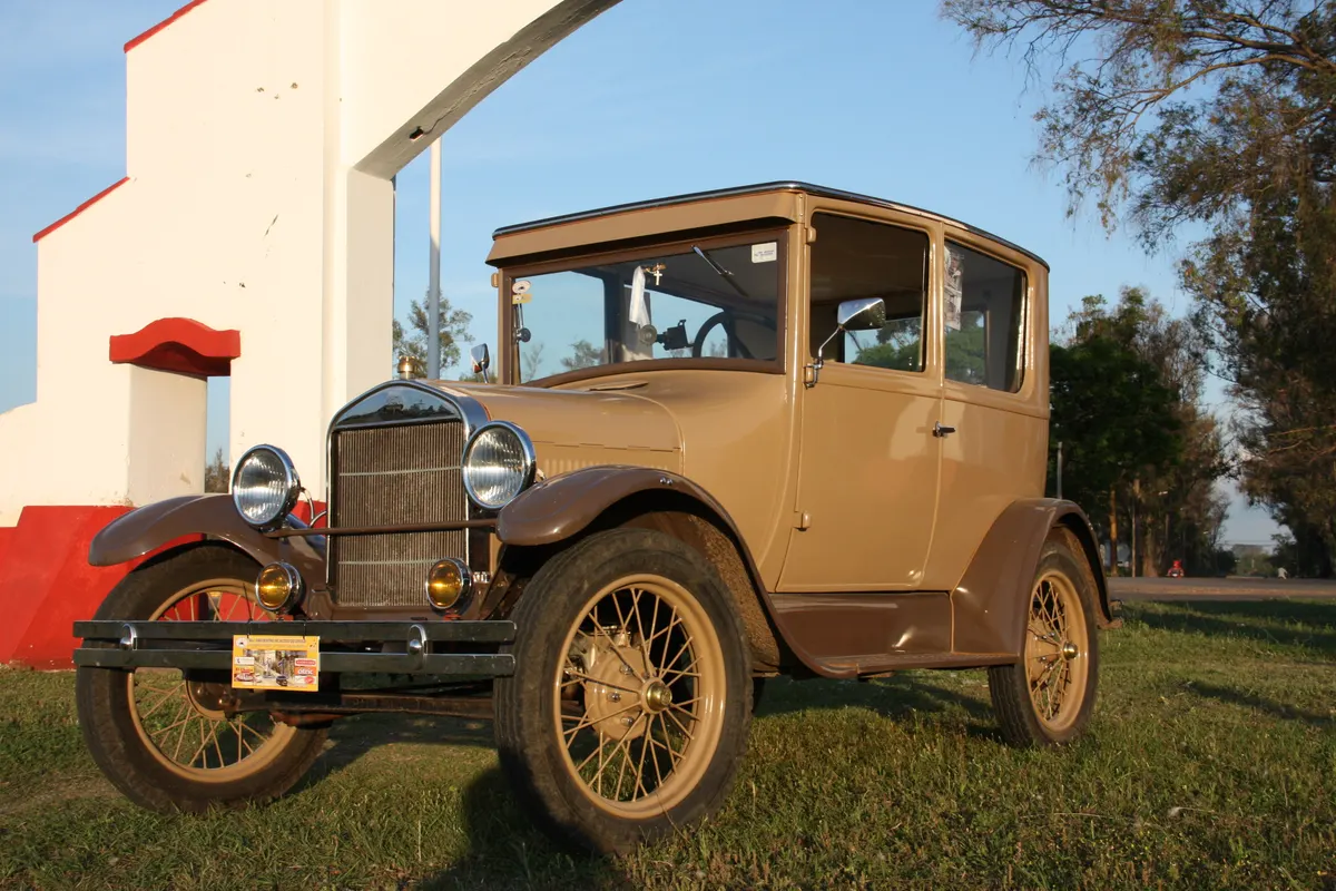Ford T modelo 1927 fotografiado frente a la arcada de Federal, en una imagen de archivo