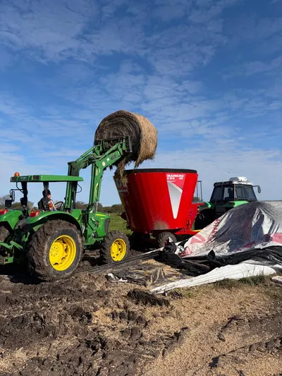 Maquinaria agrícola de las líneas que vende Casa Vale, trabajando en el campo (1)