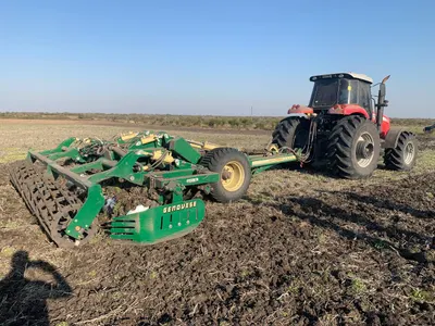 Maquinaria agrícola de las líneas que vende Casa Vale, trabajando en el campo (14)