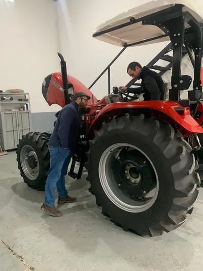 Maquinaria agrícola de las líneas que vende Casa Vale, trabajando en el campo (25)