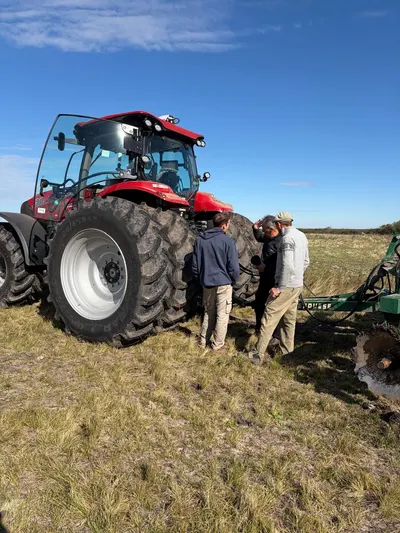 Maquinaria agrícola de las líneas que vende Casa Vale, trabajando en el campo (26)
