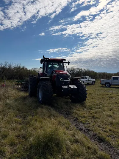 Maquinaria agrícola de las líneas que vende Casa Vale, trabajando en el campo (28)