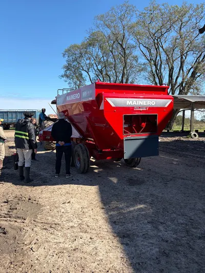 Maquinaria agrícola de las líneas que vende Casa Vale, trabajando en el campo (5)