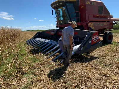 Maquinaria agrícola de las líneas que vende Casa Vale, trabajando en el campo (7)