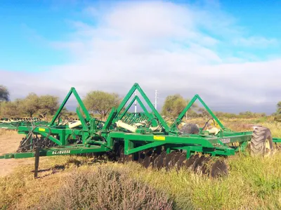 Maquinaria agrícola de las líneas que vende Casa Vale, trabajando en el campo (9)