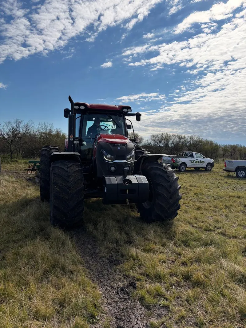 Tractor Case IH trabajando en el campo de un cliente, con la camioneta de Casa Vale detrás